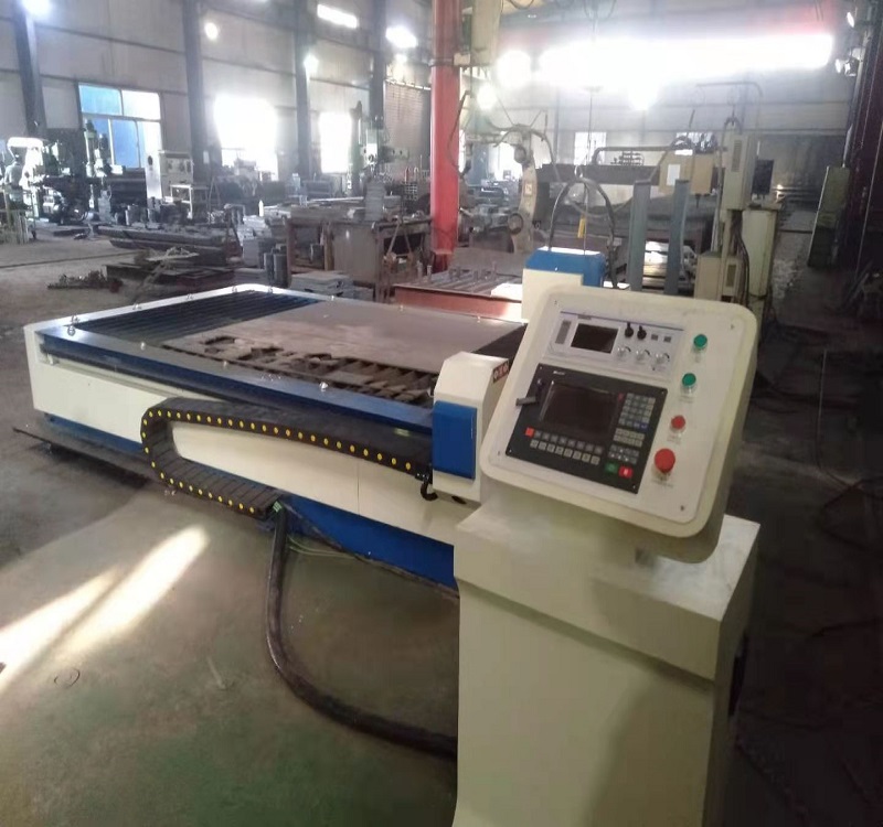 客户现场操作数控切割机(图1)